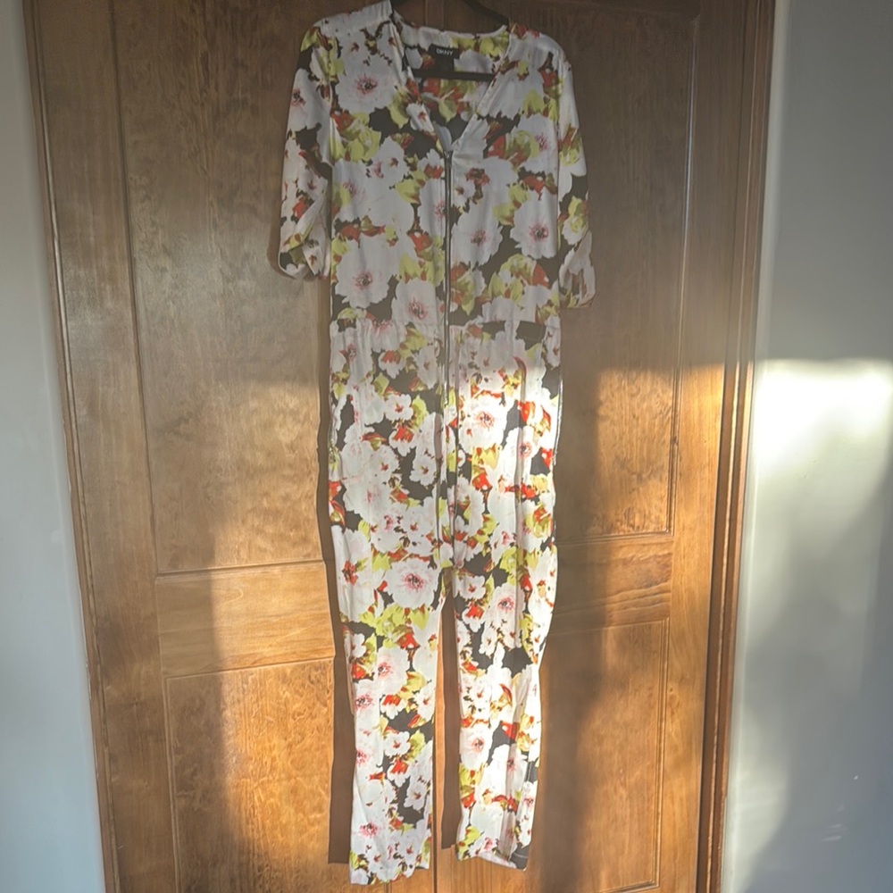 Green and White Floral Jumpsuit with V-Neck and Defined Waist